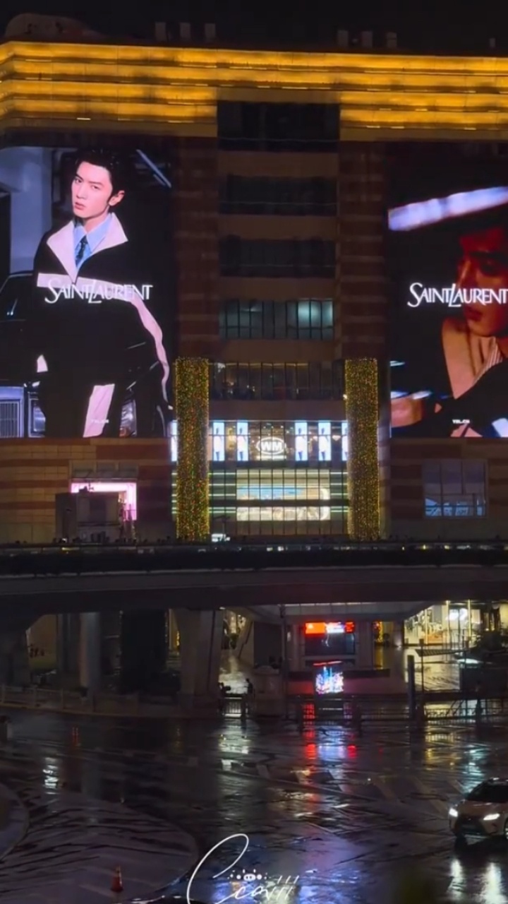 圣罗兰中国形象大使陈哲远上海东方明珠旁边的陈哲远圣罗兰大屏！看东方明珠的都能看到