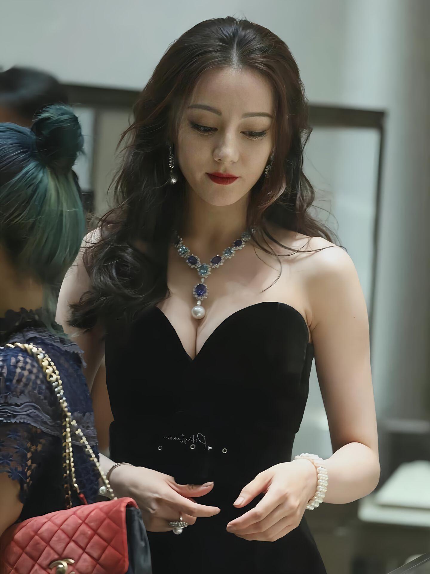 迪丽热巴黑化感好强 