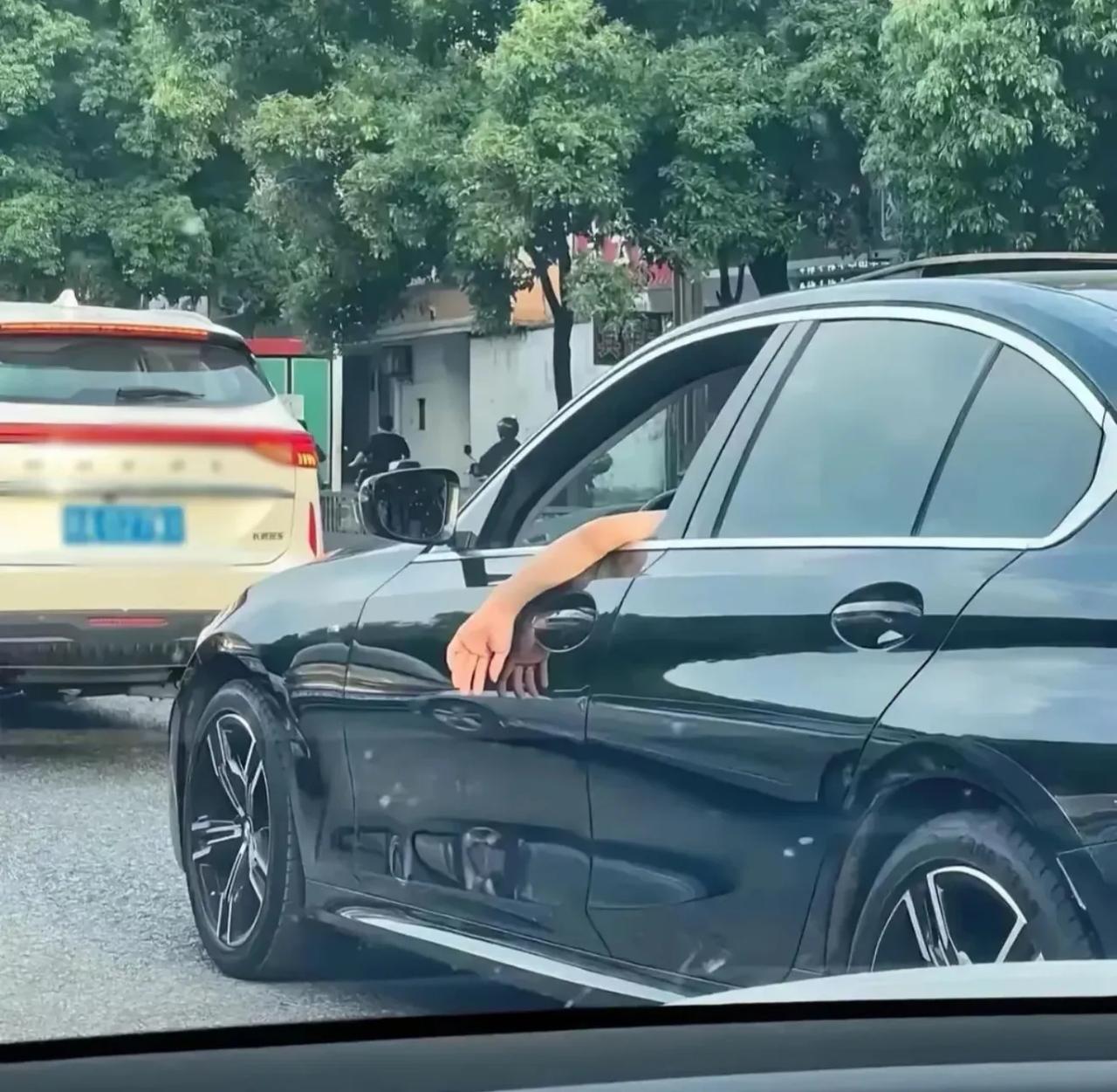 开车为什么把手放在外面？
路上碰到这样的，好怕两车汇合5夹到手，除了抽烟🚬把手