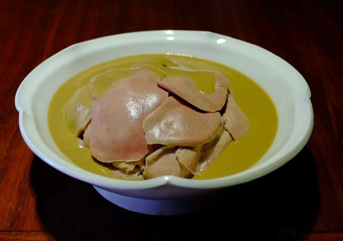碟中清味 · 麻酱冷腰片·默斋主人原创美食小品文猪腰静卧青花盘底，酱汁缓缓淋下，