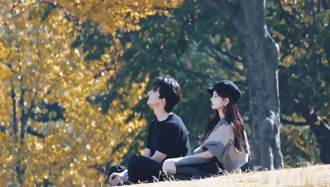 眼前一亮的搭配！看看李一桐常华森cp感如何