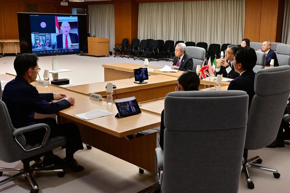 日本军国主义装都不装了！
 
据报道，日本防卫大臣小泉进次郎到访冲绳县与那国町，