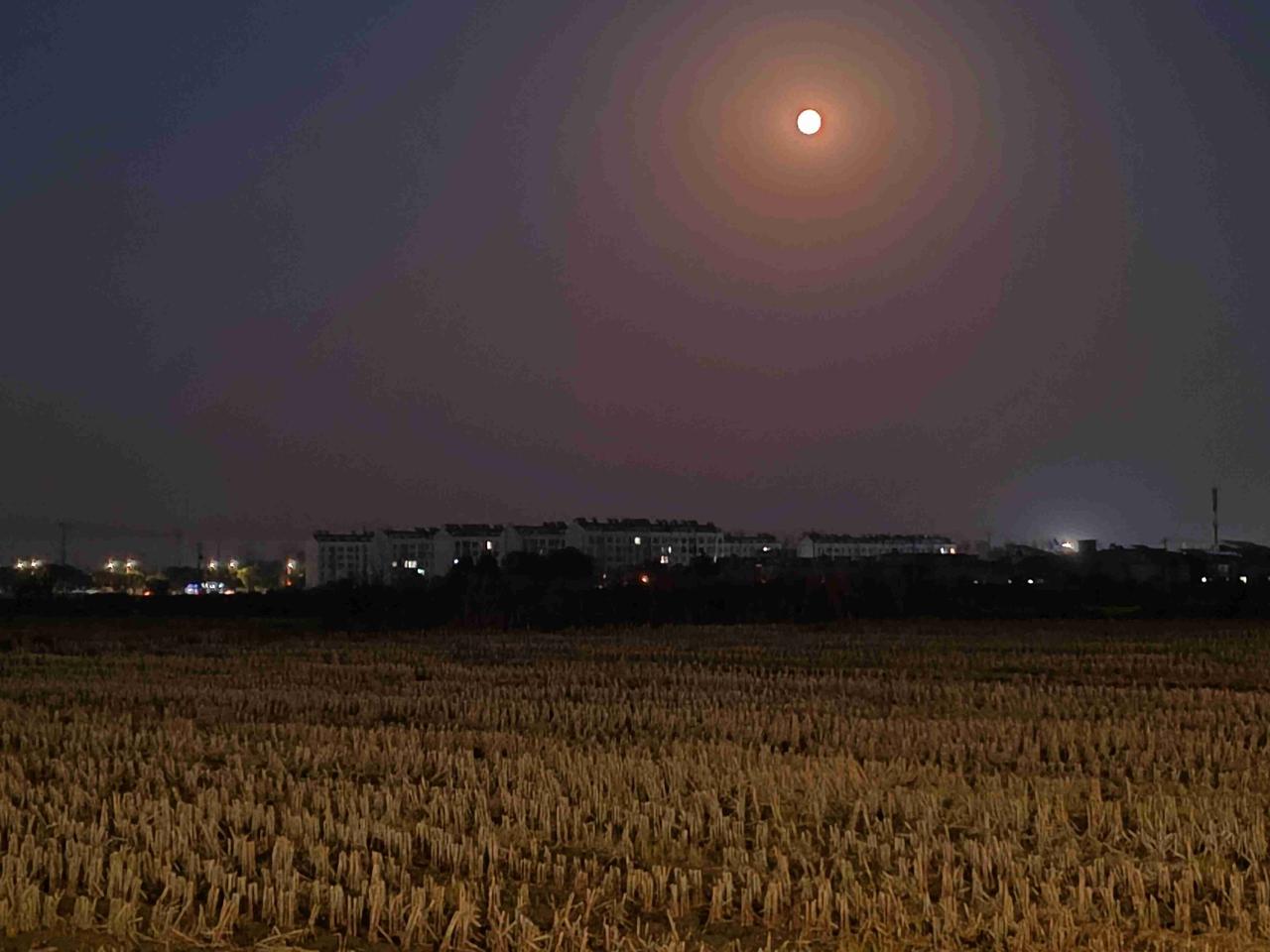 你看～月亮的脸偷偷在改变!
听说，这是今年最大的满月!
只是，并非每个人笑脸相迎