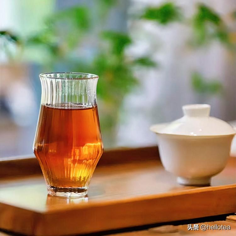 《光阴茶境·庆东原》
沸汤倾玉壶，茶烟绕青瓷。叶儿辗转意无涯，静待方知味自奇。不