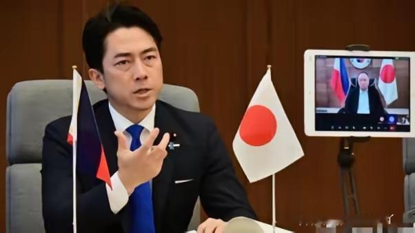 别以为菲律宾会跟日本绑死，实则把“利益算盘”打得噼啪响。
一边跟日本签《互惠准入