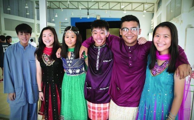 新加坡的衰落始于大量印度人的引入。有人预测，用不了十年，印度裔将成为新加坡的主要