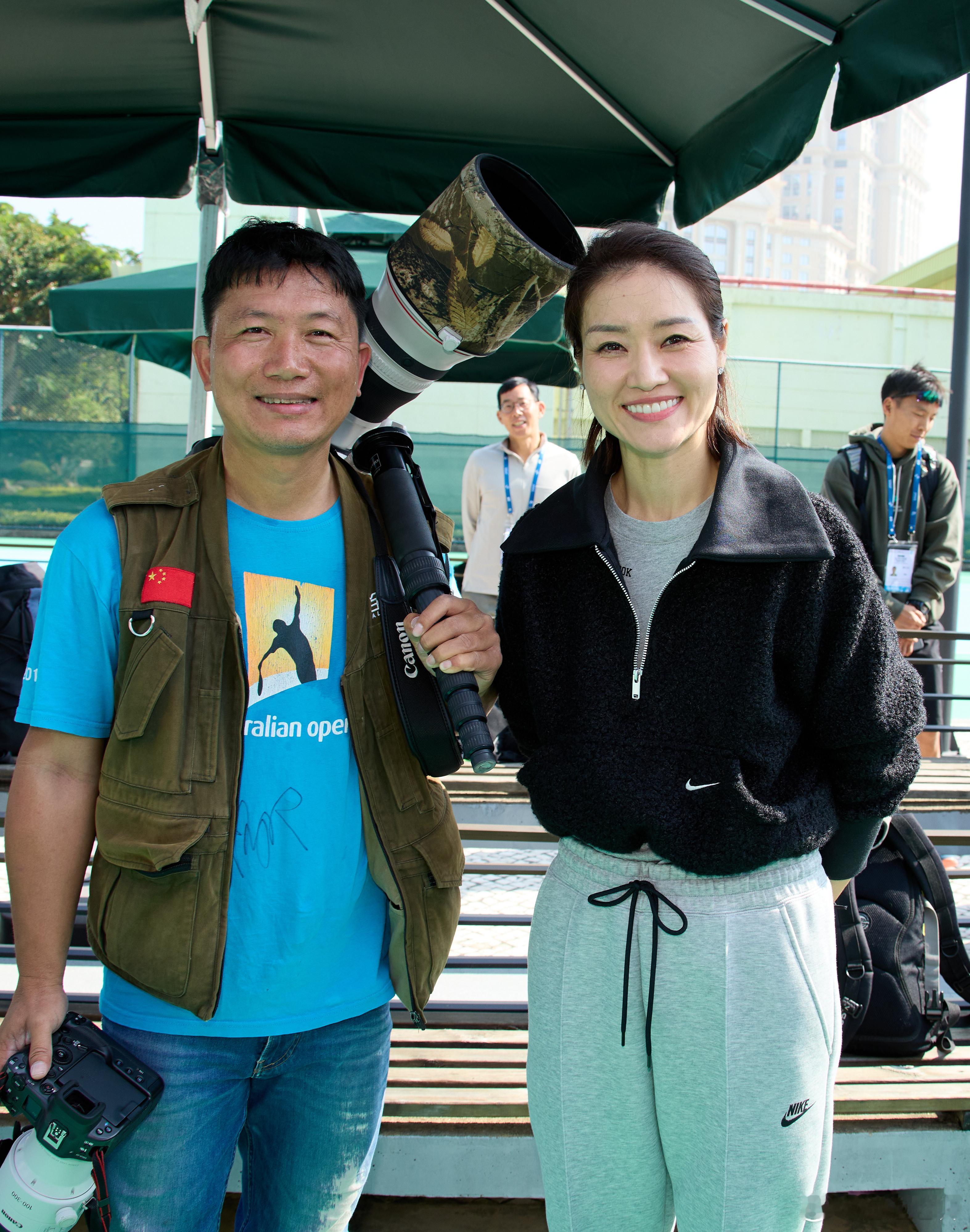 走过十年，穿着有李娜签名的百年澳网Logo Tee和李娜合影，愉快。（照片拍于2