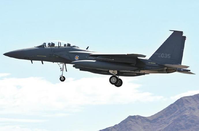 每天认识一件兵器 美国F-15“鹰”式战斗机机身长度：19.43米机身高度：5.