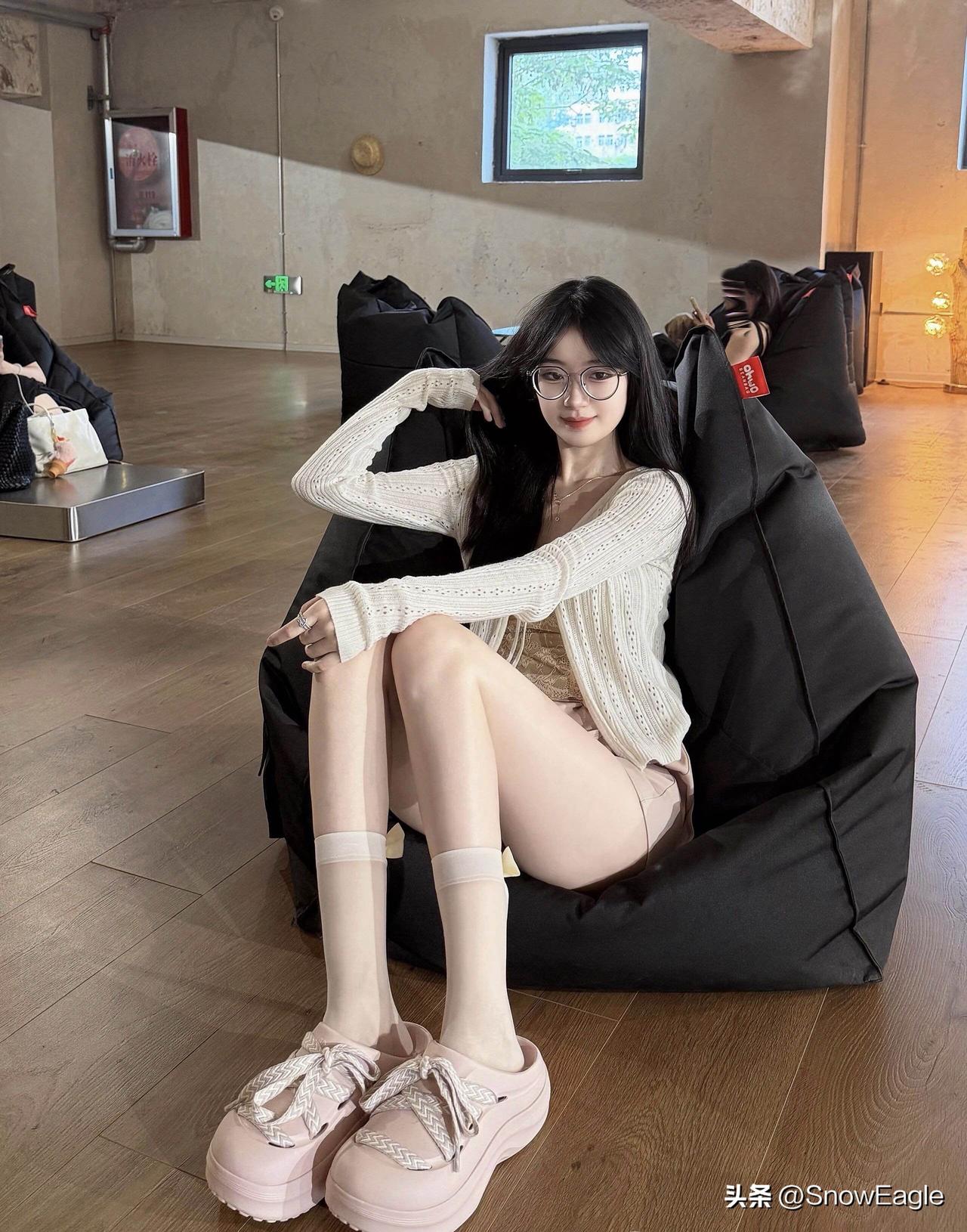 夏日清新穿搭，粉色短裙搭配白色针织衫，少女感满满！