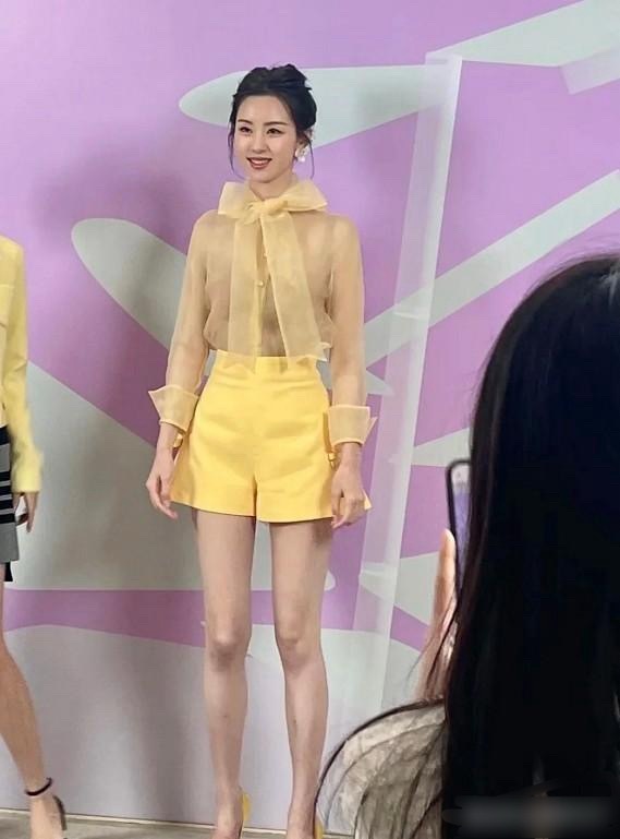 这就是传说中的衣架子吧！？陈都灵本人真的好瘦。 ​​​