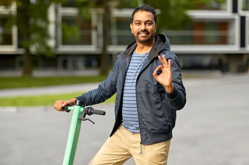 广西女生卧铺被外籍男子占用，因不会英语忍坐过道2小时，12306回应戳醒无数人