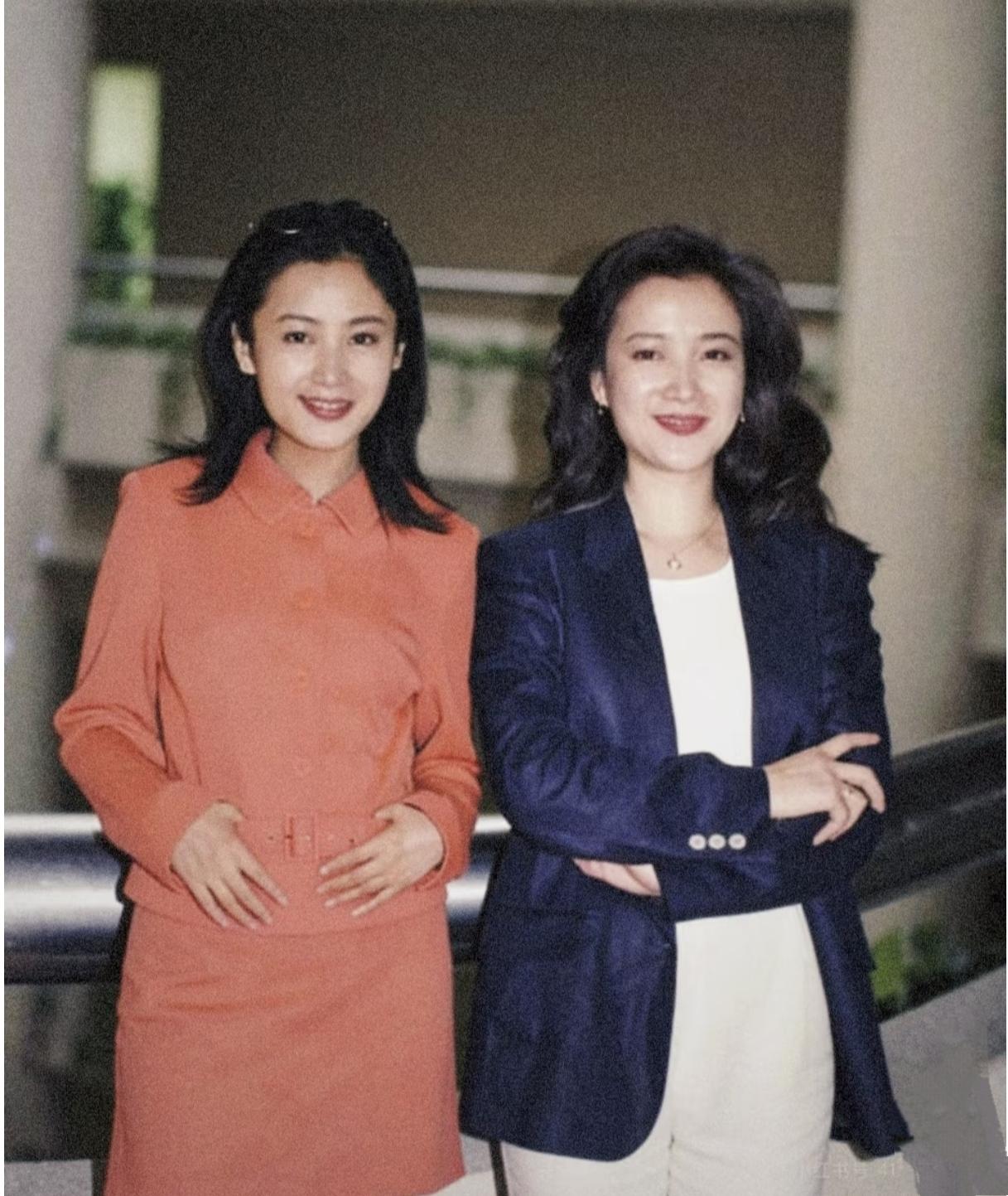 93年陈红和何晴的合照，果然美人都有共通之处。两人看着竟像亲姐妹。
陈红穿着橘红