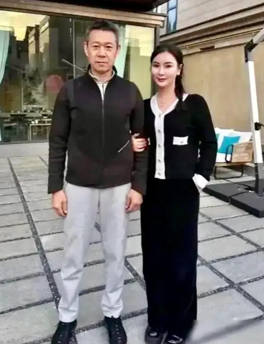 霍凡，演员张丰毅的妻子，1968年出生于江苏省苏州市，毕业于北京舞蹈学院，中国内