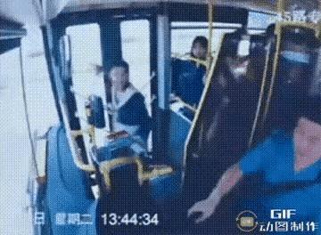 不守规矩的人，早晚要吃大亏！一个年轻女子不知道是有急事，还是坐过站了，非得中途下