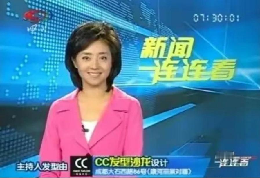 2015年，四川卫视一女主持人，聚完餐回酒店的路上，因为内急下车去路边草丛方便。