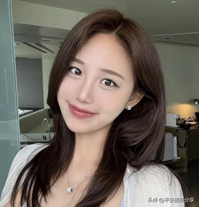 什么样的女性最动人？温柔漂亮只是表象。真正有魅力的女性，自带稀缺特质。
有沉稳“