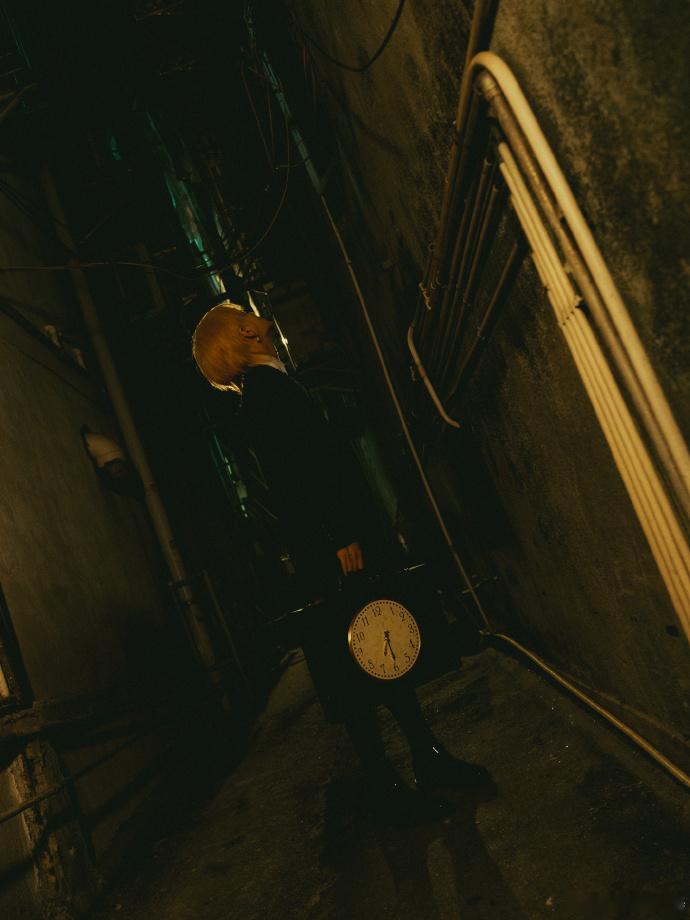 周震南深夜离家出走 这身搭配让人不禁想象，周震南真的是深夜离家出走的贵公子，时尚