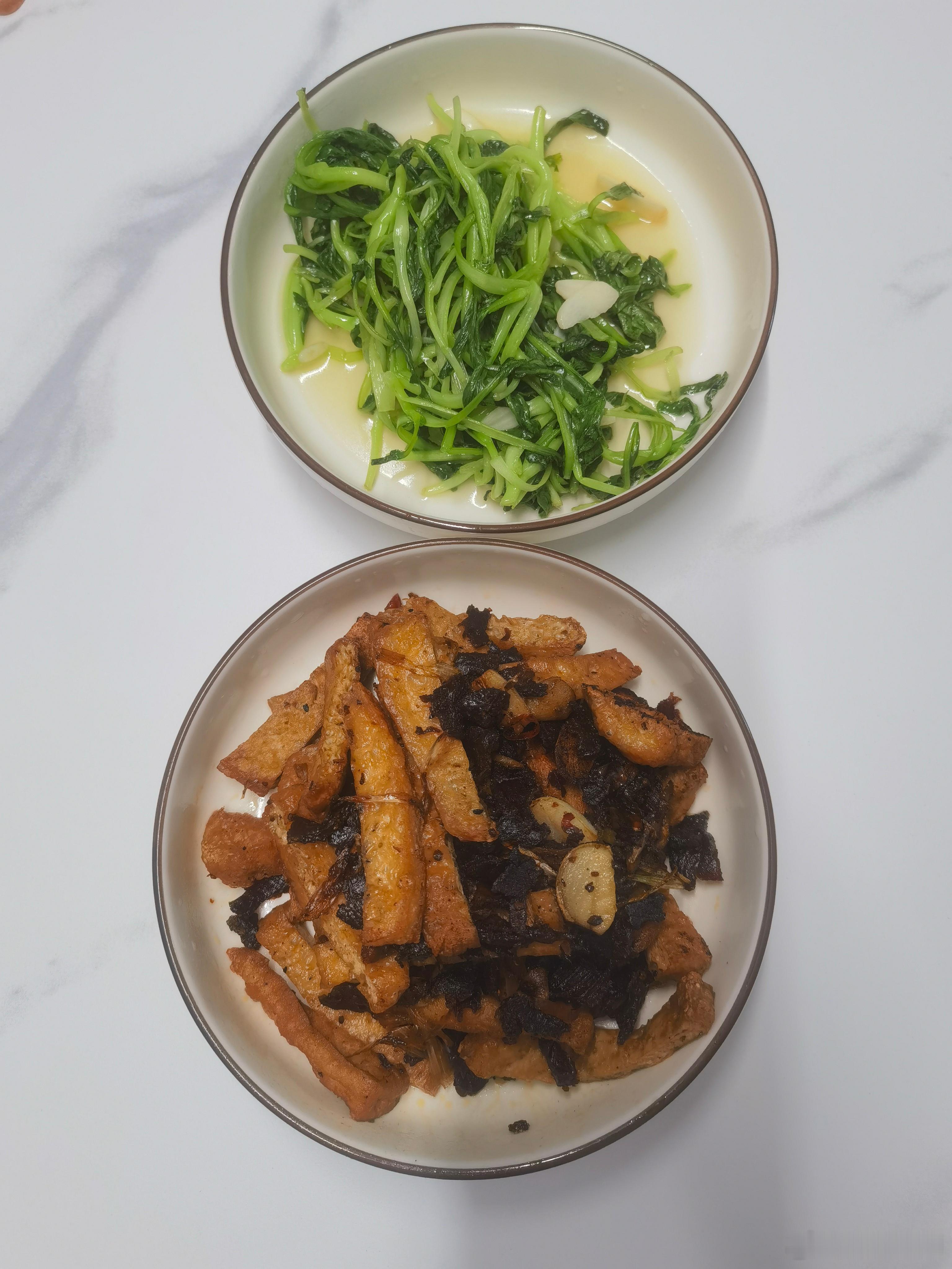 晚餐：煎豆腐炒腊牛肉+清炒菜苗。周日晚上早点吃，可以出去散散步！ 