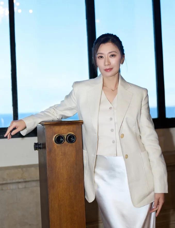 贾静雯70后高级感穿搭
 
米色西装配绸缎裙，温柔又贵气✨
同色系搭配超显质感，