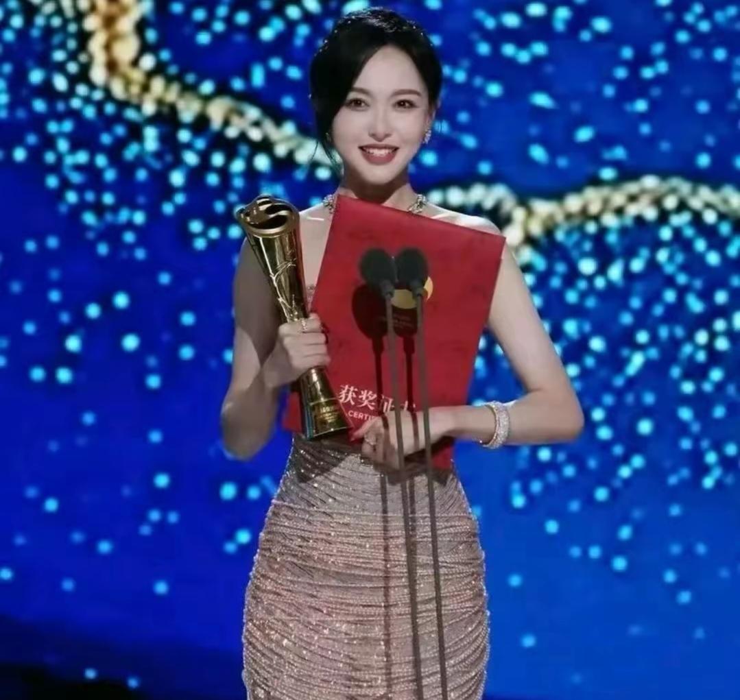 🌺 热烈恭喜唐嫣！
凭实力摘得金熊猫奖最佳女主角桂冠！

从紫萱到今天，她用角