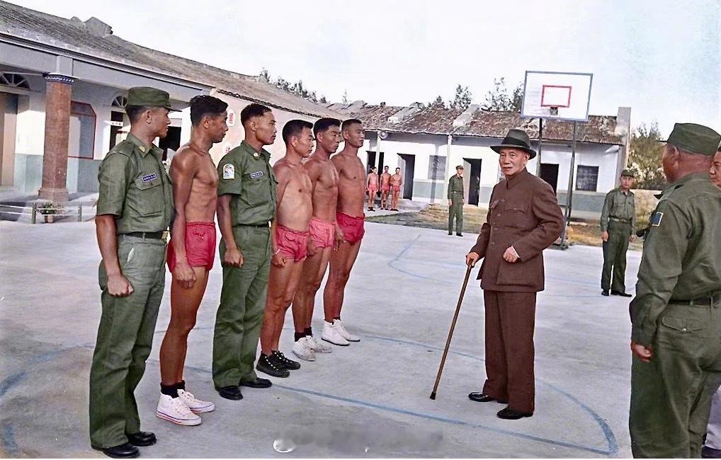 照片中的历史 1964年，蔣光头前往金门视察执行两棲侦察作战的成功队员。 