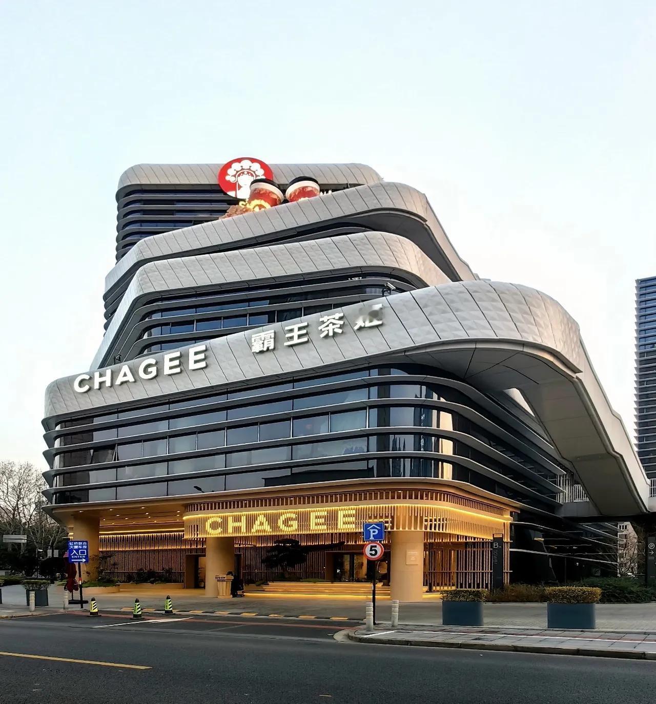 为了红真是不要底线了？最近福建漳州一家霸王茶姬的员工，为了跟风拍“印度奶茶”的段