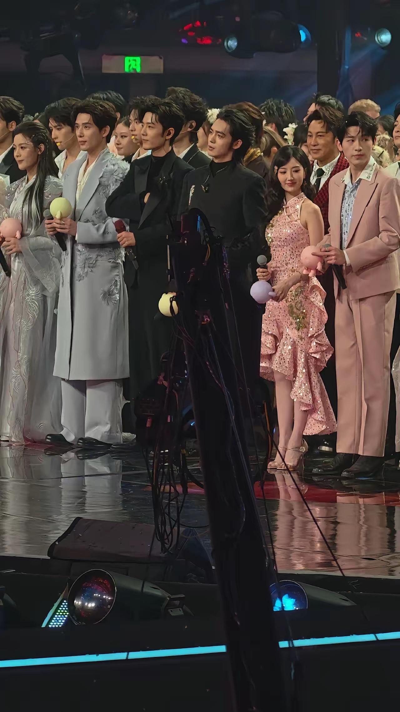 现在的男星没有想到，
同样是发型天花板，
陈冠希20年前的造型和当下主流款一对比