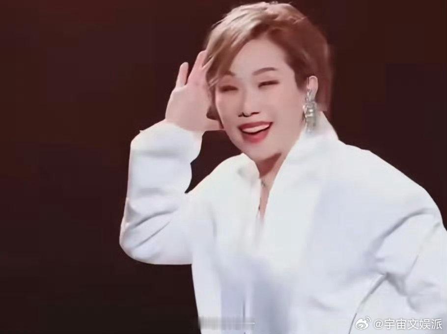 林忆莲的cpop女一气场全开！自带“入麦魔法”的嗓音，高音锋利、低音醇厚，转音咬