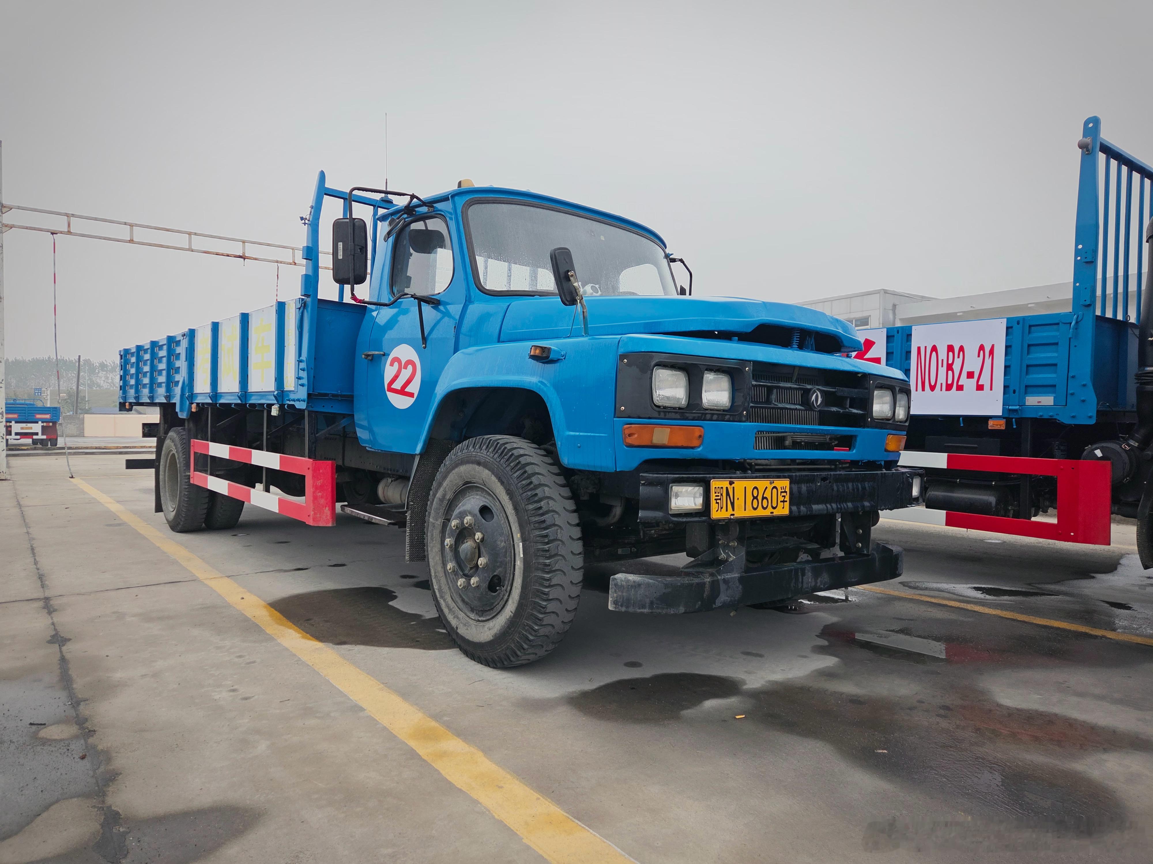 驾校的车只是看起来款式老，其实年龄真不大。最经典的长头卡车，出厂日期是2019年