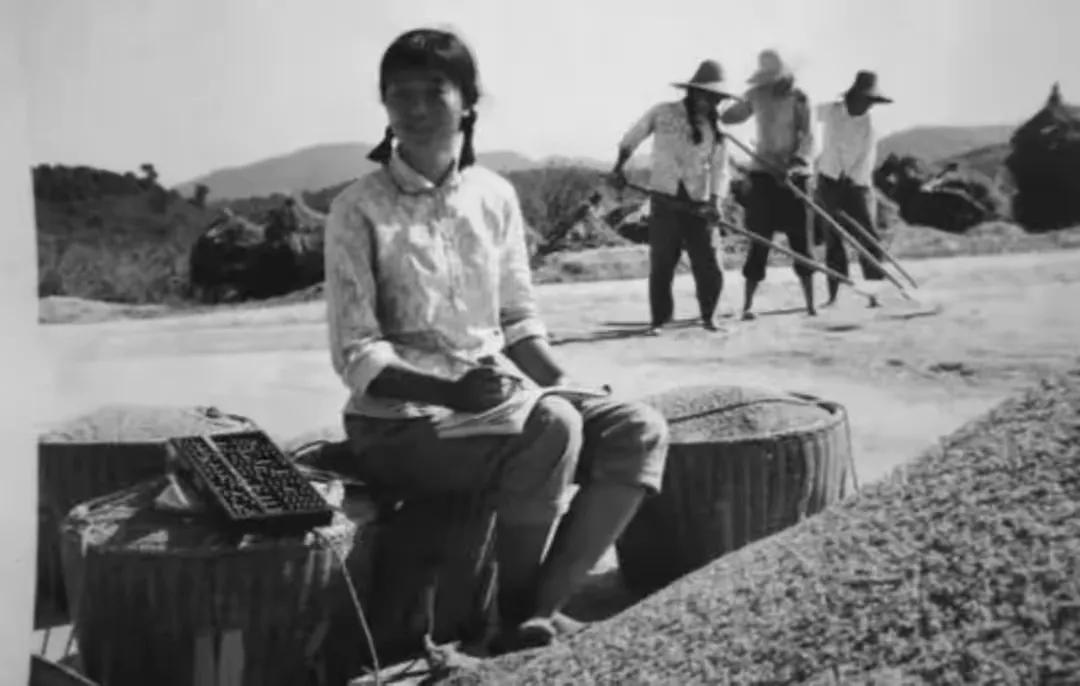 1974年，上海女知青在西双版纳神秘失踪，此事件一直是谜团。然而，2009年，当