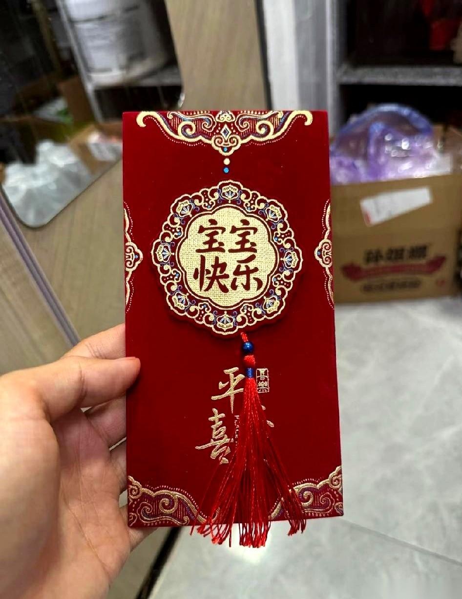 小姑子给自己娃的红包，被婆婆半路截胡了。
这事儿放谁身上不窝火？钱多钱少另说，关