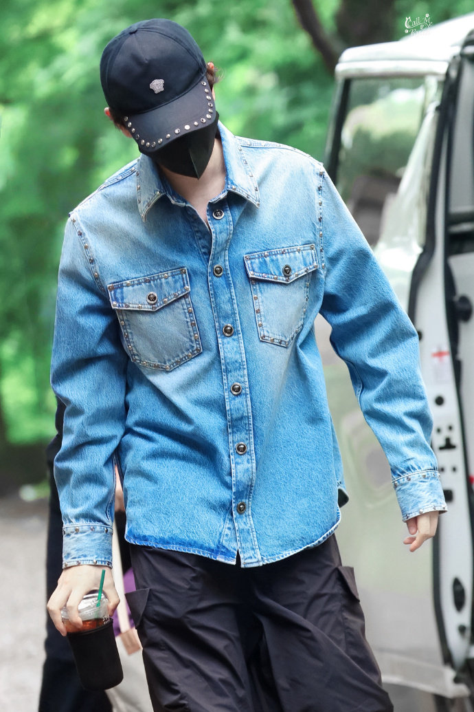丁禹兮牛仔衬衫铆钉帽look 丁禹兮胸口的蚊子包 丁禹兮牛仔衬衫铆钉帽look，