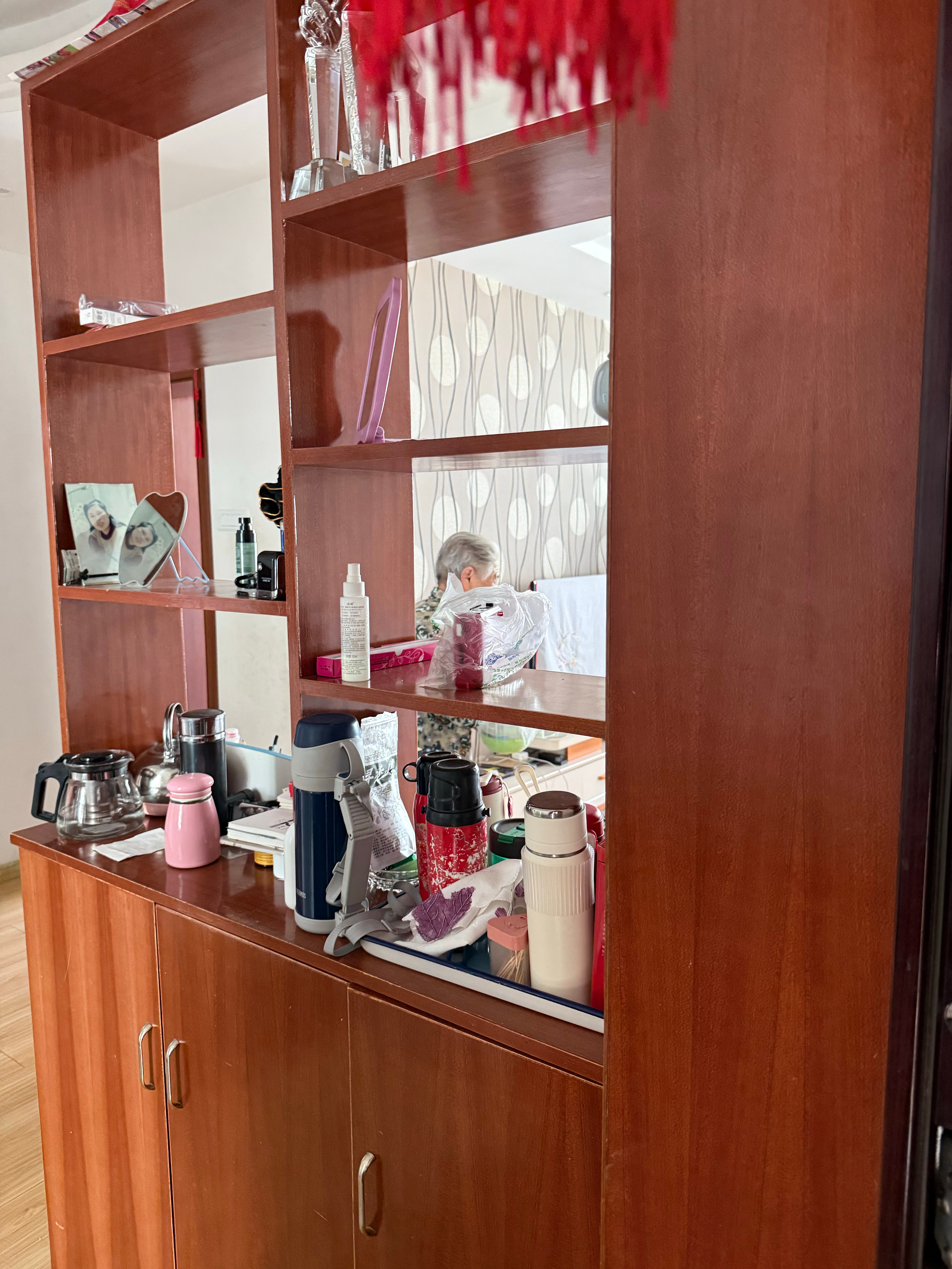 我大舅他们一家去广州玩了，然后让我姥姥来我们家住她不来，我们就每天中午给她送饭，