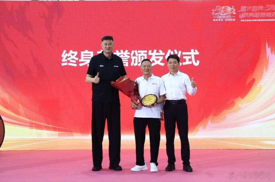 身为广东省篮球协会会长，杜锋今日与郑薇指导、女篮名宿郑海霞一同到访佛山顺德均安女