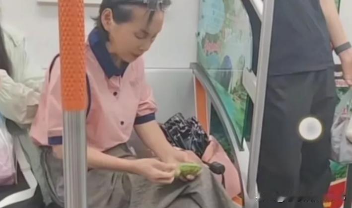 家人们谁懂啊！武汉地铁这一幕真的看麻了！车厢里吃莲蓬就算了，壳子直接往地上扔，劝