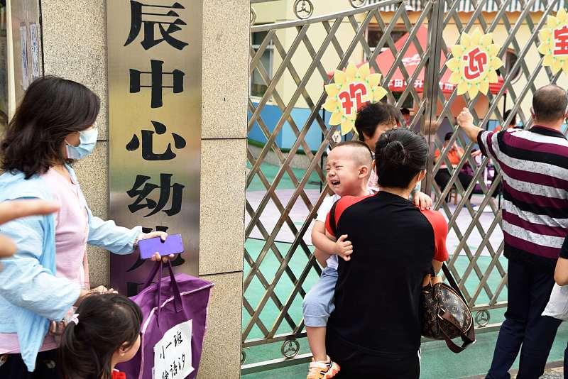 我家娃上周刚在幼儿园演了现实版逃学威龙。
第一天入园哭了20分钟就收声，我还暗自