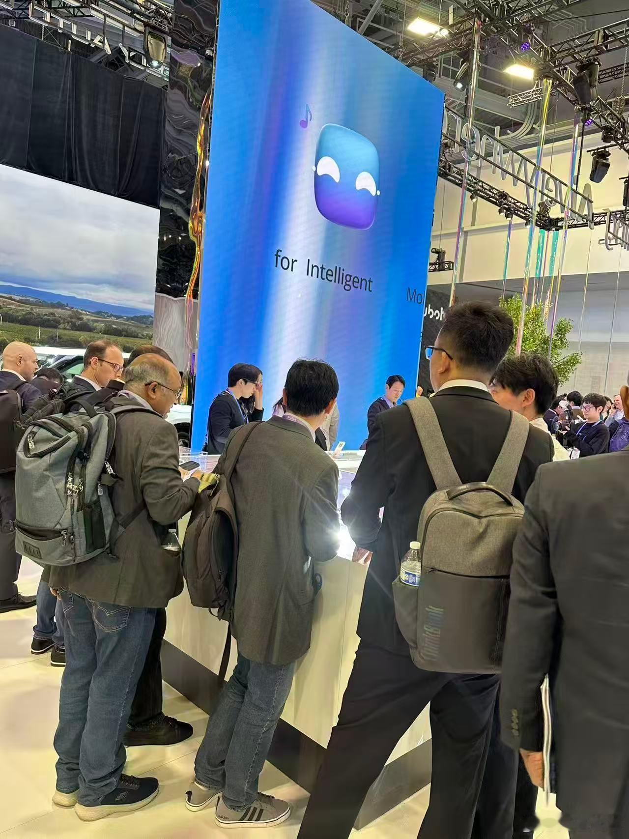 2026CES最火展台非吉利莫属？！展台被老外挤到限流，极氪9X搭载的Eva智能