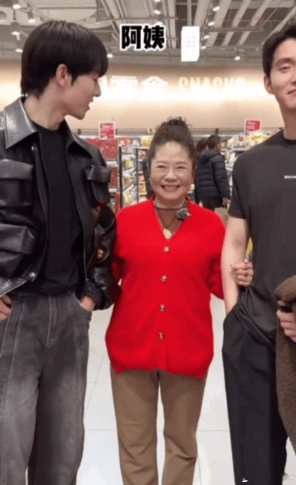 理解杨迪妈妈成为杨迪妈妈 上次超市偶遇王道铁，这次就激情安利新剧 ​​​