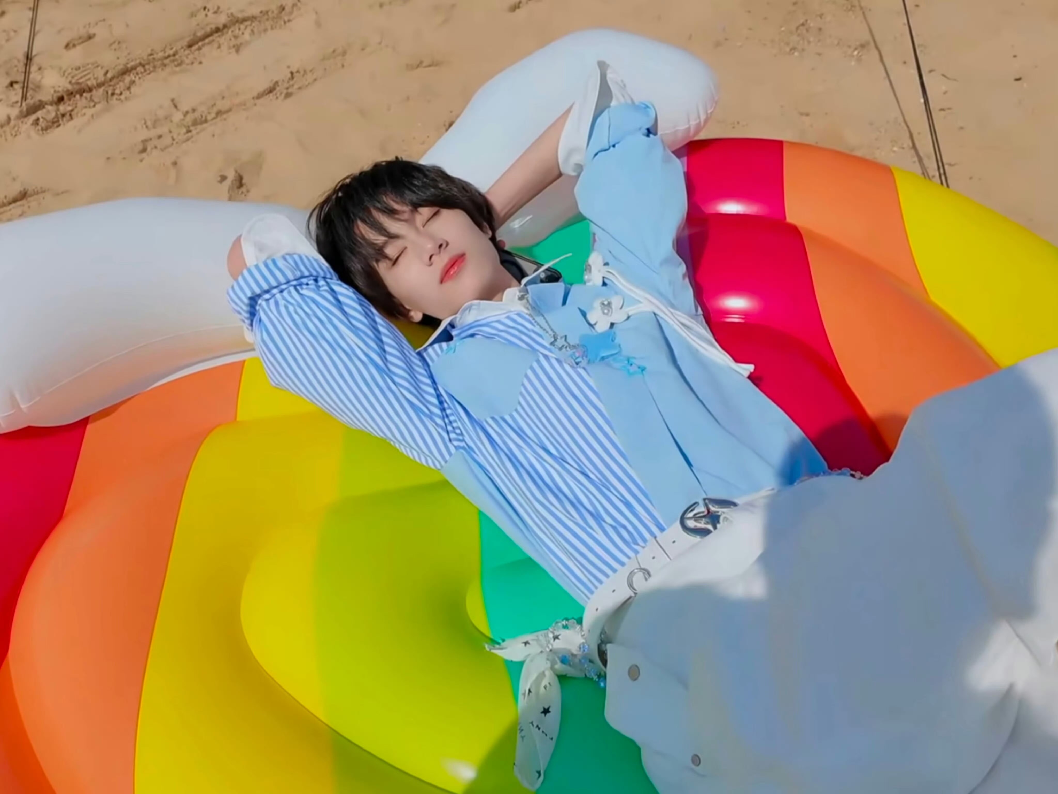 奔四花絮李煜东cut合集李煜东好帅，自带光芒的松弛感，一举一动都透着独特气场，越