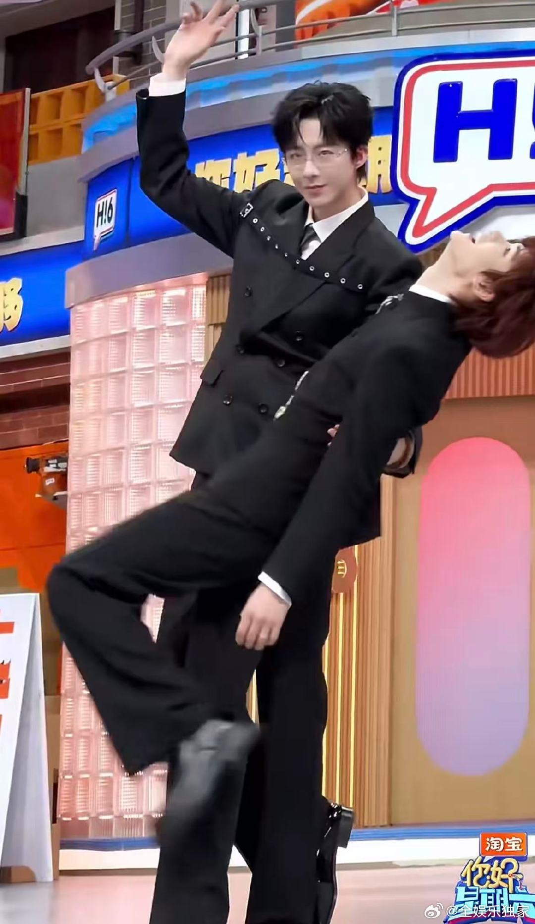 刘宇宁丁程鑫好权威的双人舞被刘宇宁丁程鑫黑西双人舞硬控 长腿+黑西装+默契齐舞，