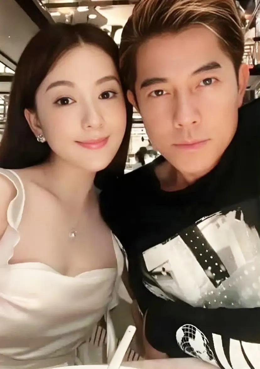 方媛也太厉害了吧，孕晚期了还踩着高跟鞋逛街，除了肚子显怀，四肢依旧纤细，还是那么