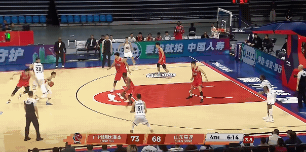 高诗岩这个球处理就是莫名其妙，作为后卫最后快没时间了，你把球送给陶汉林，你让陶汉