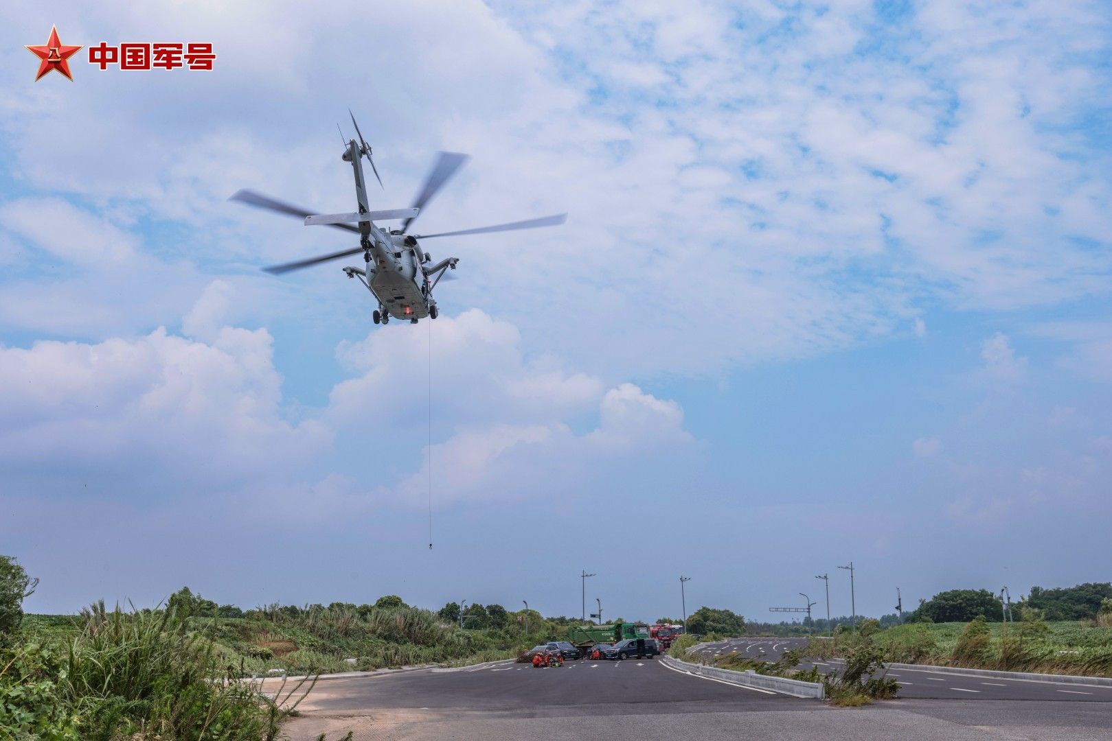 盛夏时节，东部战区空军某部牵头组织的一场军地联合救援演练全面展开。 