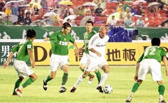 2005年夏天，皇马开启了第二次中国行，齐达内作为阵中重要一员随队到来。彼时没人