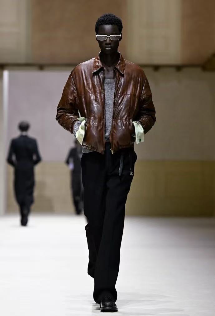 朱志鑫上身超季Prada 2026秋冬系列全套Look。帅气满分！完美演绎品牌意
