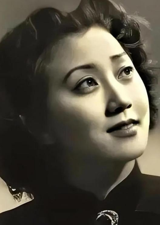 2012年蒋英在北京逝世，人们为她举行了隆重的葬礼，她的遗体上覆盖着鲜红的党旗，