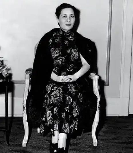 2003年，106岁的宋美龄在美国纽约逝世。她晚上逝世，第二天就被人从公寓里面用