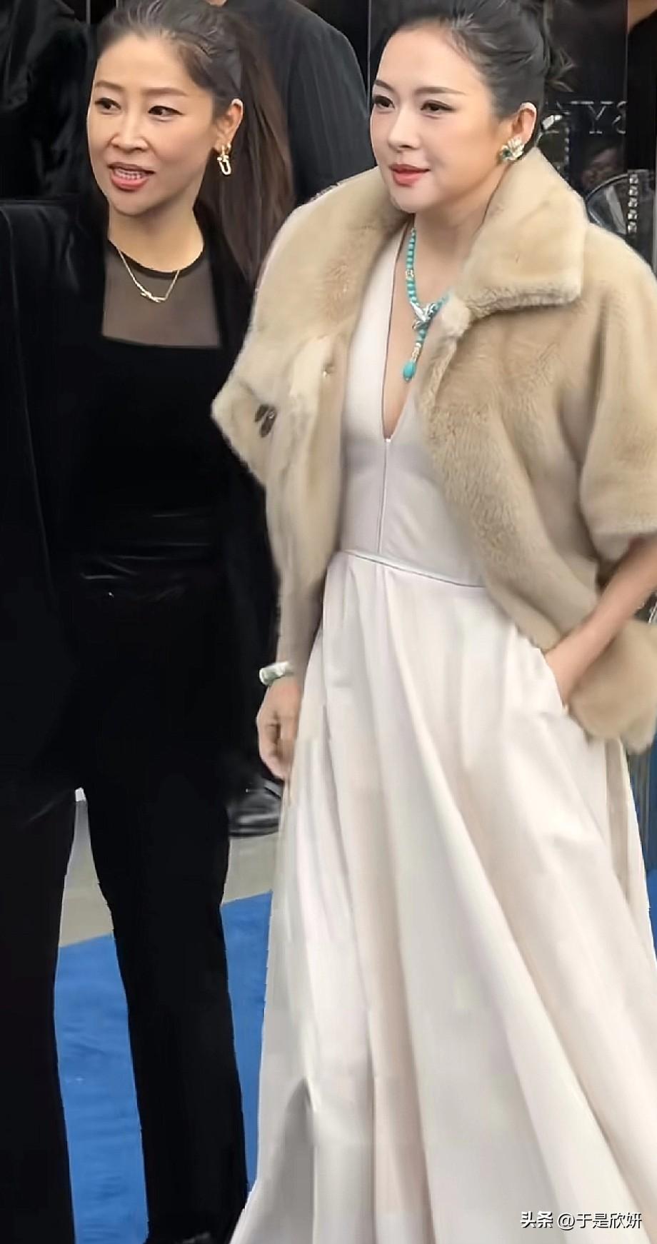 45岁章子怡最新活动生图曝光，直接美上热搜！
 
她一身浅驼色皮草披肩，内搭浅灰