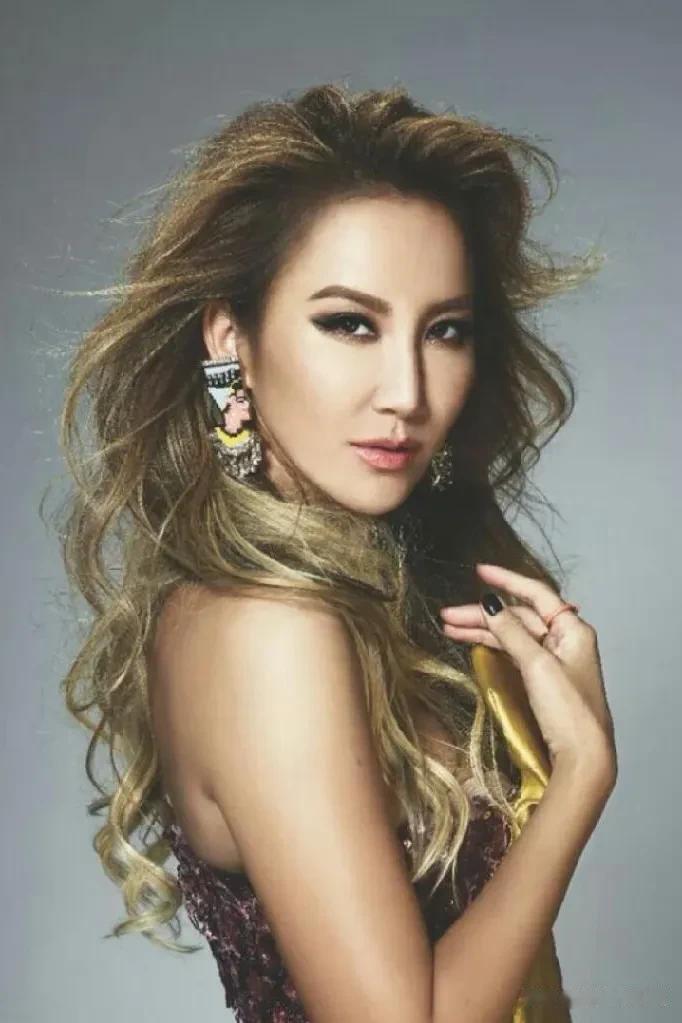  
扎眼看到新闻 惊闻噩耗
女神走了……. 
滴答滴 滴答滴… 响彻脑海
美丽魅