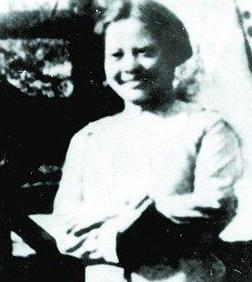 1942年，26岁的女党员刘惠馨被枪决，临刑前，她1岁的幼女离奇失踪，18年后，